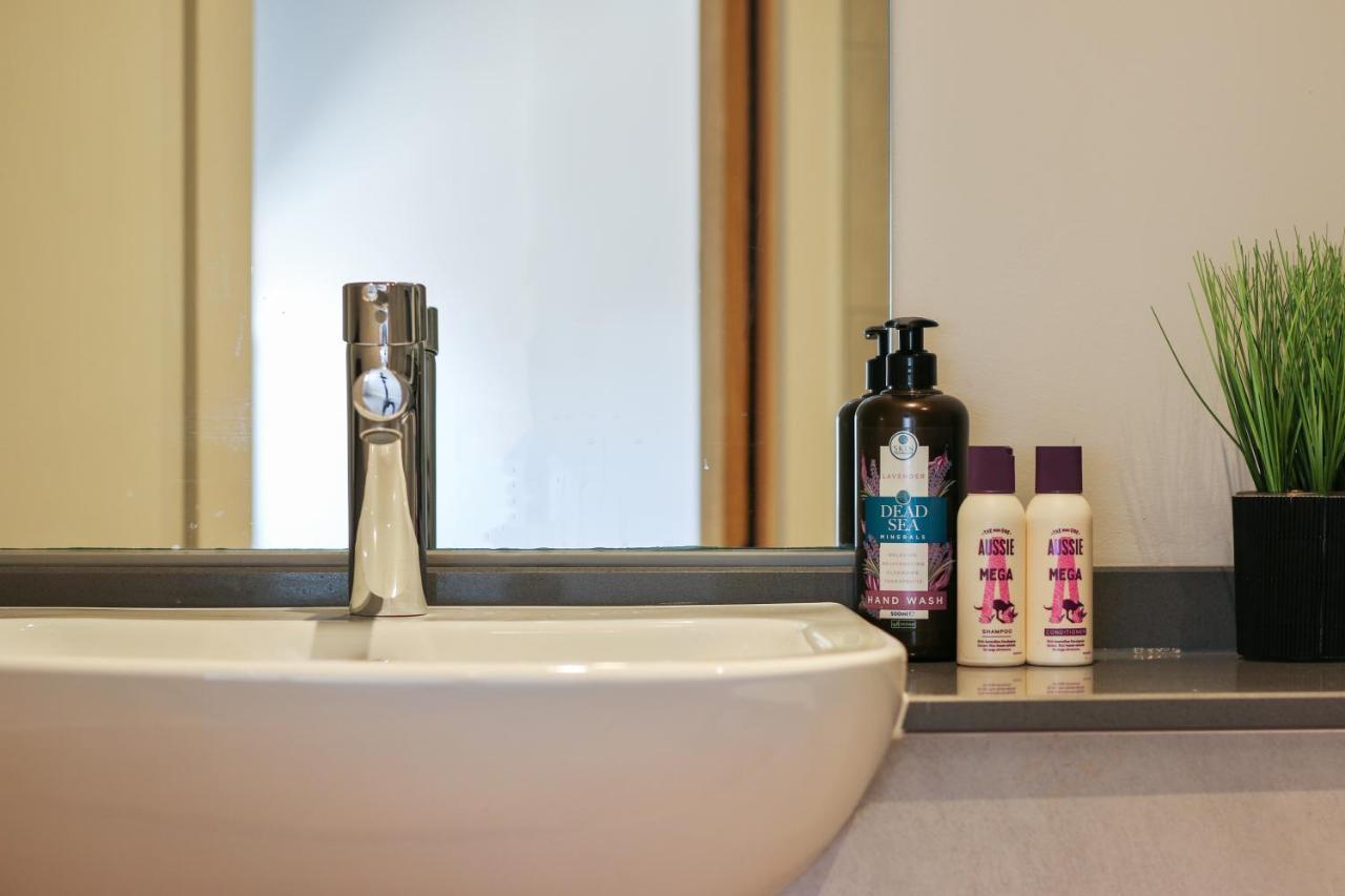 Modern 2-Bed Apartment, Free Parking, City Centre, Netflix & Pet Friendly - Hosted By Stay Host Save Sheffield Buitenkant foto